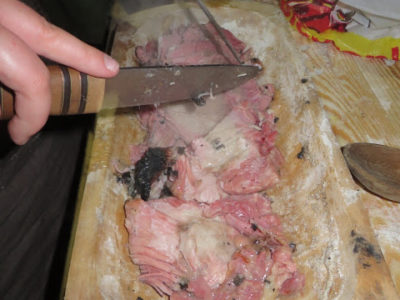 Kuchnia: mięso w masie solnej pieczone w żarze